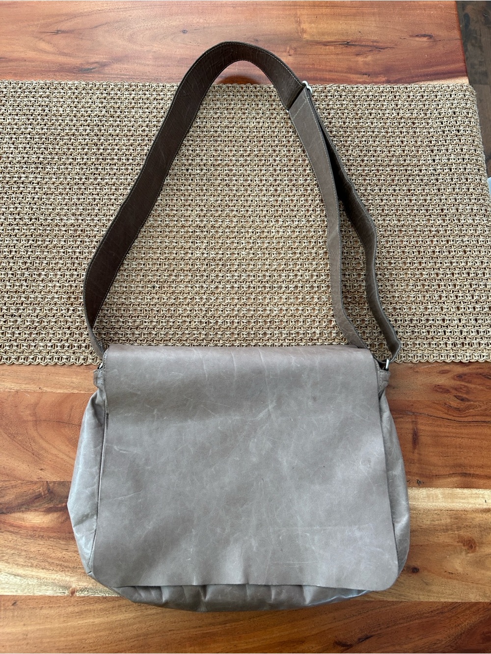 m0851 taupe worn leather small crossbody messenger bag